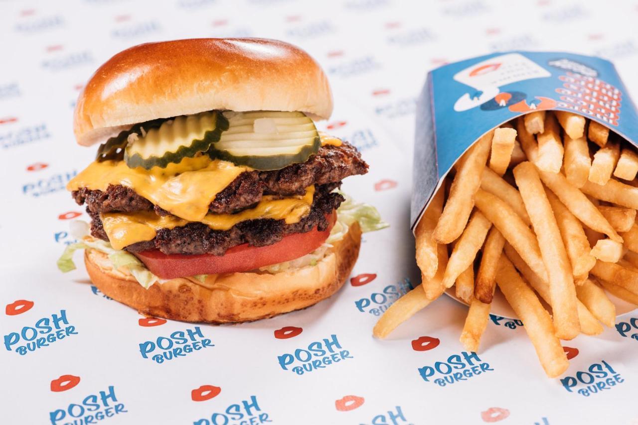 Aria Resort & Casino Las Vegas Esterno foto A Posh Burger and French fries